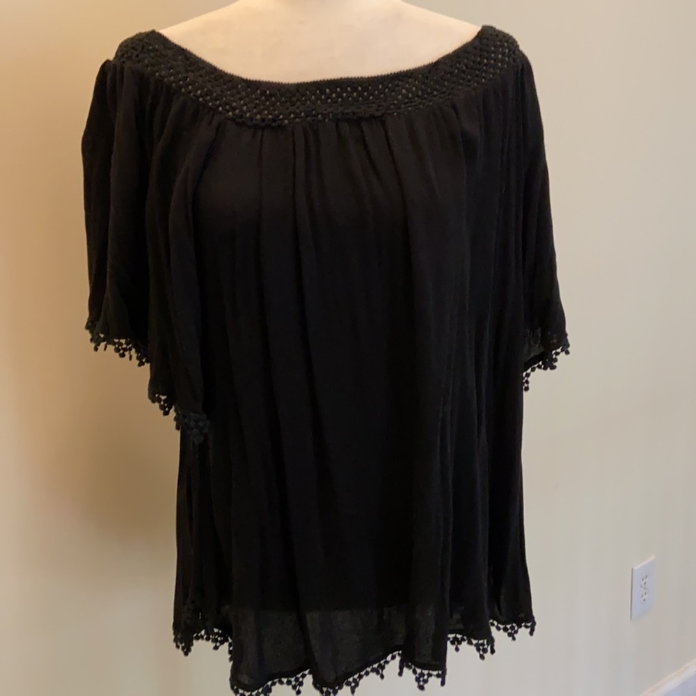 Umgee black tunic top to wear on or off the shoulder. Lace trim/short sleeves